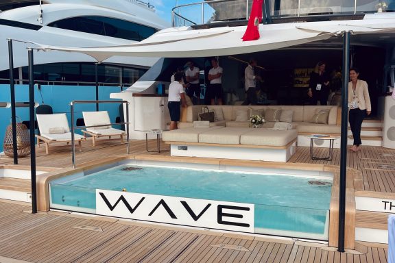 Superyacht WAVE Beach deck
