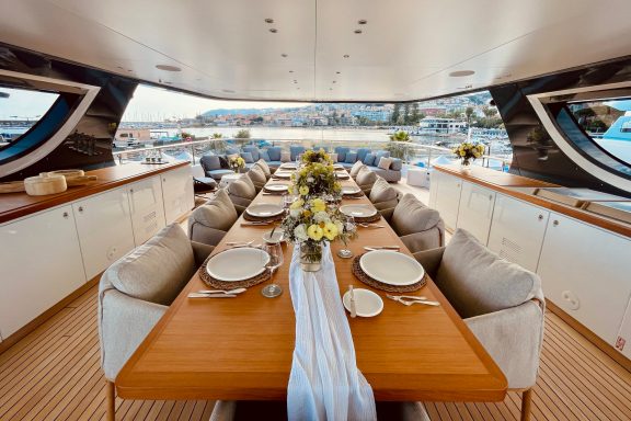 Superyacht WAVE al fresco dining